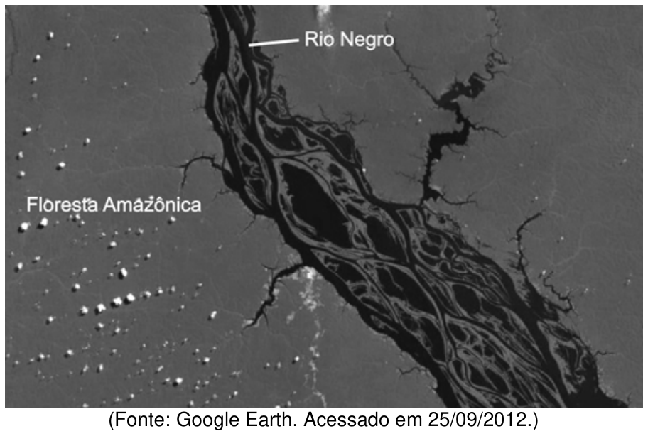 Imagem de satélite do Arquipélago de Anavilhanas no Rio Negro, indicando o canal do rio, a Floresta Amazônica e dezenas de ilhas fluviais alongadas.