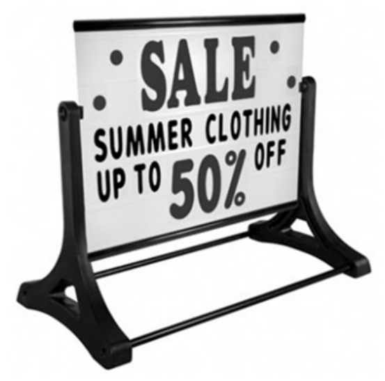 Cartaz com suporte preto com a inscrição "SALE SUMMER CLOTHING UP TO 50% OFF"