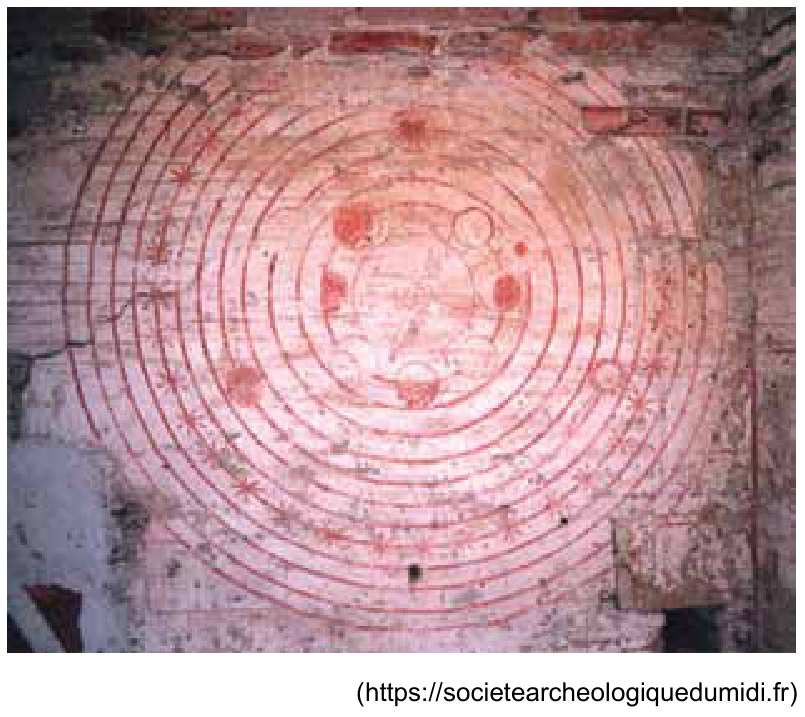Pintura mural medieval em tons avermelhados sobre parede de pedra desgastada, representando um mapa astronômico geocêntrico com várias órbitas e esferas celestes concêntricas desenhadas ao redor de um centro.