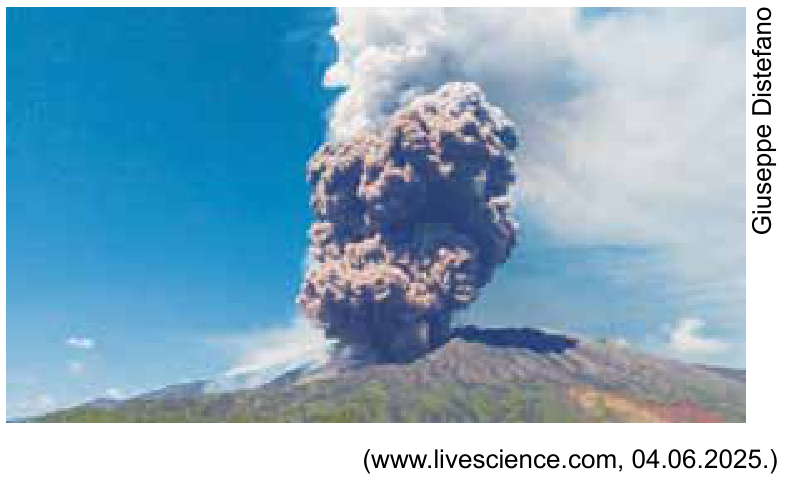 Fotografia da erupção do Monte Etna lançando uma densa coluna vertical de cinzas e fumaça escura em direção ao céu. Crédito vertical à direita: Giuseppe Distefano.