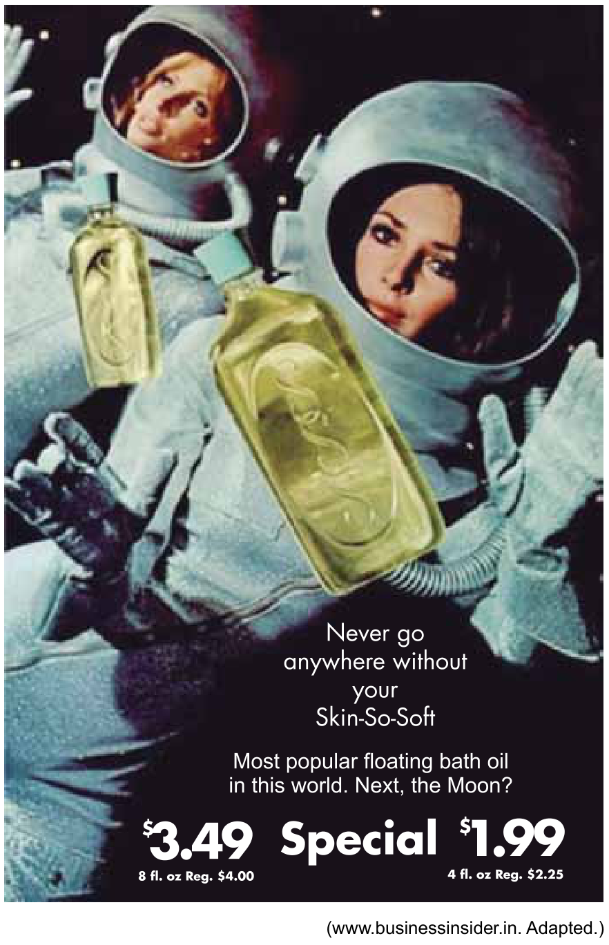 Anúncio publicitário antigo mostrando duas astronautas em trajes espaciais acompanhadas de frascos flutuantes de óleo de banho Skin-So-Soft. Textos inclusos: "Never go anywhere without your Skin-So-Soft", "Most popular floating bath oil in this world. Next, the Moon?", "$3.49 Special $1.99".