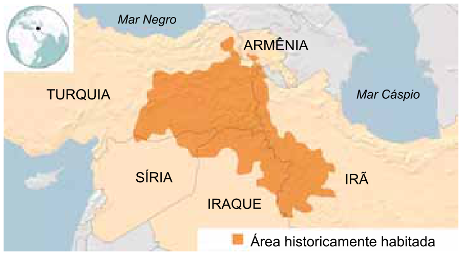 Mapa do Oriente Médio com área historicamente habitada destacada em cor laranja, abrangendo partes do território da Turquia, Síria, Iraque, Irã e Armênia, entre o Mar Negro e o Mar Cáspio.