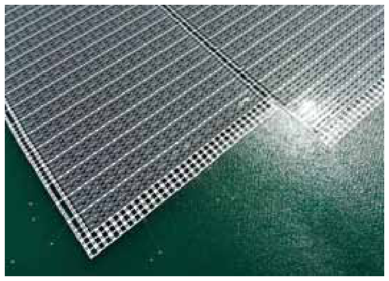 Painéis solares fotovoltaicos instalados sobre a água de um reservatório.