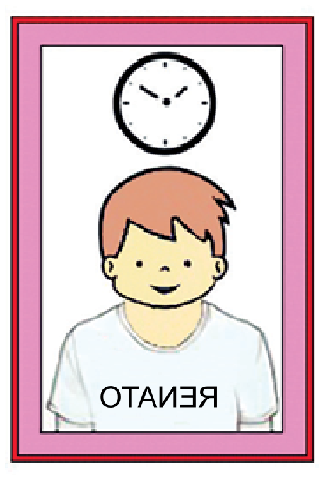 Reflexo visto no espelho retangular com moldura rosa: um menino vestindo camiseta branca com o texto espelhado "OTAИƎЯ" e, logo acima de sua cabeça, um relógio de parede redondo com ponteiros.