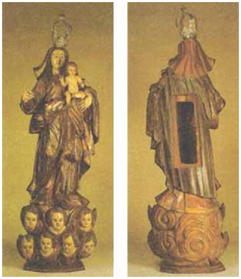 Duas fotografias da mesma escultura de madeira de Nossa Senhora do Rosário: à esquerda, vista de frente, mostrando a Virgem com coroa segurando o Menino Jesus, ambos sobre uma base ornada com várias cabeças de anjos querubins; à direita, vista posterior da escultura, que revela uma abertura retangular oca esculpida nas costas da imagem (santo do pau oco).