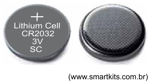 Duas pilhas tipo botão de lítio: à esquerda, vista mostrando o polo positivo com as inscrições "+ Lithium Cell CR2032 3V SC"; à direita, vista da face oposta com superfície texturizada.