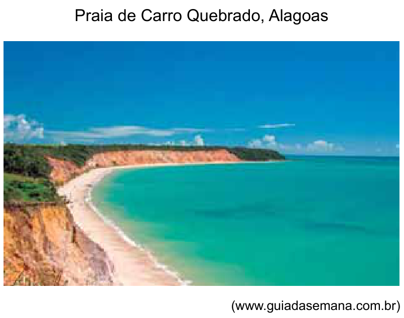 Fotografia com o título "Praia de Carro Quebrado, Alagoas", mostrando uma enseada com mar de águas verdes, faixa de areia clara e altos paredões escarpados de falésias com topo coberto por vegetação. Ao final, a indicação de fonte: (www.guiadasemana.com.br).