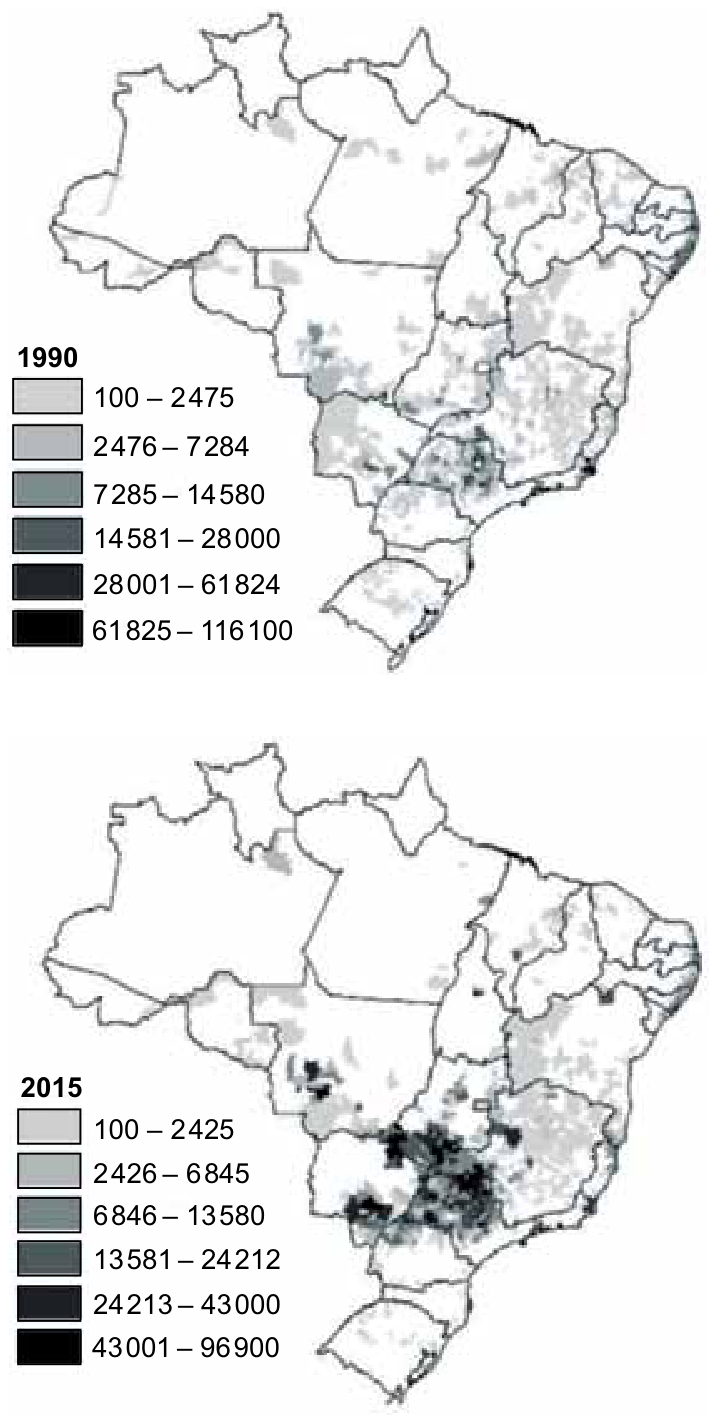 Dois mapas do Brasil comparando a área plantada (em hectare) da produção de cana-de-açúcar nos anos de 1990 e 2015, com escala de cores indicando faixas de área plantada de 100 a mais de 90 000 hectares. Em 1990, há concentrações moderadas no interior de São Paulo e pontos dispersos no Nordeste e Centro-Sul. Em 2015, nota-se uma forte densificação e expansão das maiores faixas de cultivo, predominantemente concentradas no estado de São Paulo e áreas vizinhas do Centro-Sul.