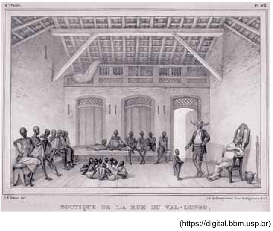 Litografia de Jean-Baptiste Debret retratando o interior de um armazém de venda de escravizados na Rua do Valongo. Vários homens e mulheres escravizados aparecem descalços, seminus e com corpos esguios e magros, sentados no chão ou em bancos. À direita, dois homens brancos vestidos com roupas completas da época: um em pé com chapéu e casaco, e outro sentado comodamente em uma cadeira de espaldar alto. Ao lado deles, uma criança negra em pé. Na parte inferior da gravura lê-se a legenda "BOUTIQUE DE LA RUE DU VAL-LONGO".