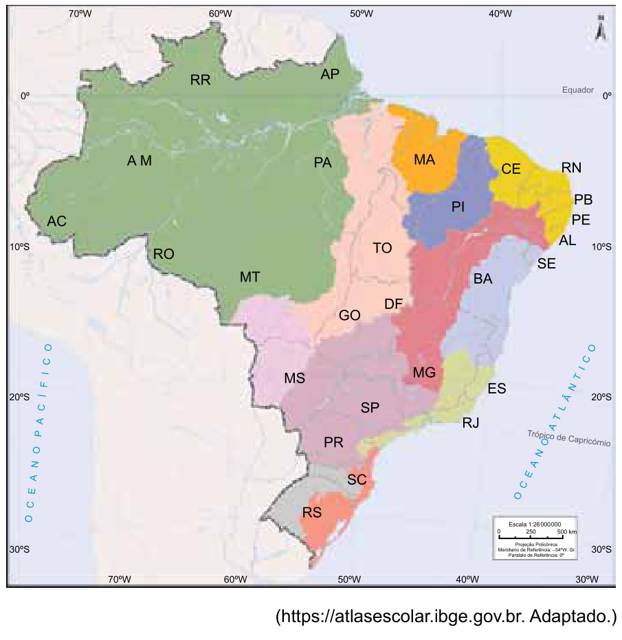 Mapa do Brasil dividido em regiões coloridas cujos limites não coincidem estritamente com as divisas estaduais, acompanhado pelas siglas dos estados e coordenadas geográficas.