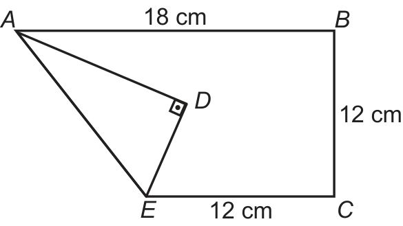 F1 Esboço de uma folha retangular com vértices A, B, C e uma dobra feita a partir do vértice A até um ponto E na base inferior. O lado superior AB mede 18 cm, a lateral direita BC mede 12 cm e a parte da base EC mede 12 cm. O vértice inferior esquerdo original foi dobrado para a posição D no interior da folha, formando o triângulo retângulo ADE com ângulo reto no vértice D.