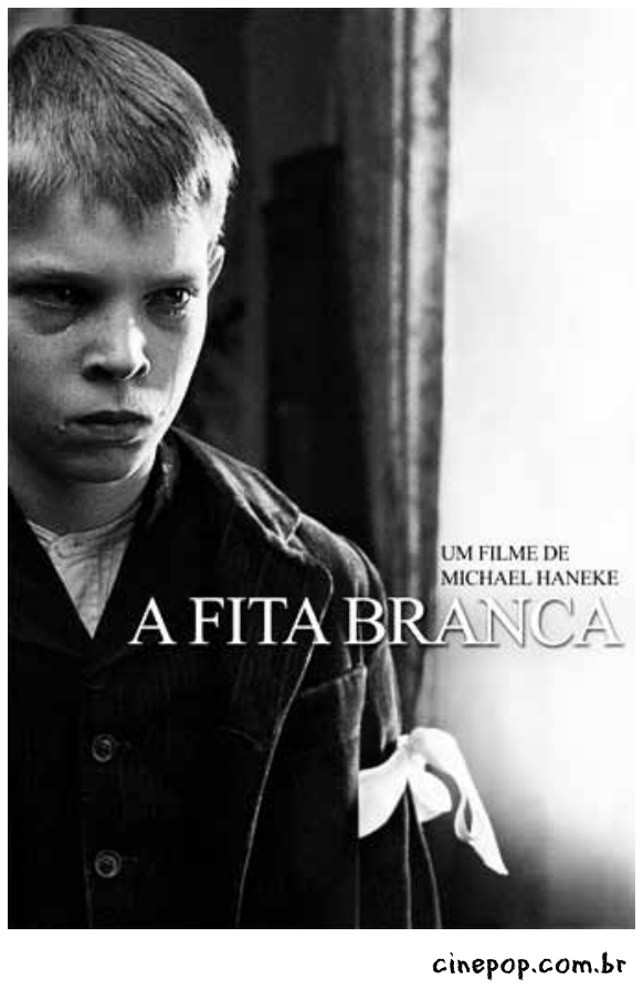 Cartaz em preto e branco do filme "A fita branca", de Michael Haneke, com um garoto de terno escuro usando uma fita branca amarrada no braço esquerdo e olhando fixamente para a frente.