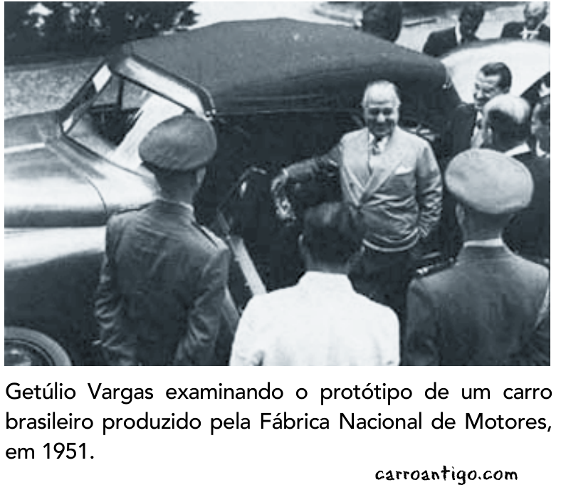 Fotografia em preto e branco de Getúlio Vargas sorridente ao lado da porta aberta de um carro conversível, observado por militares e civis.
