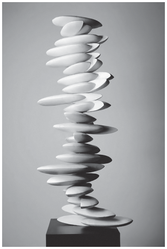 F1 Escultura em cerâmica branca composta por discos alongados e ovais sobrepostos em uma coluna vertical sobre base escura