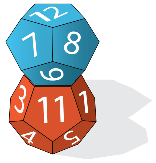 Dois dados em formato de dodecaedro regular justapostos por uma face pentagonal comum, o superior azul com números visíveis 12, 7, 8, 6 e o inferior vermelho-alaranjado com números visíveis 3, 11, 1, 4, 5.