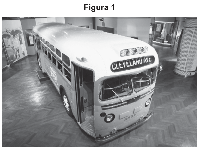 F1 Fotografia em ângulo superior de um ônibus antigo preservado em exposição em um museu, com o letreiro indicando Cleveland Ave e o número 2857 na parte frontal inferior.