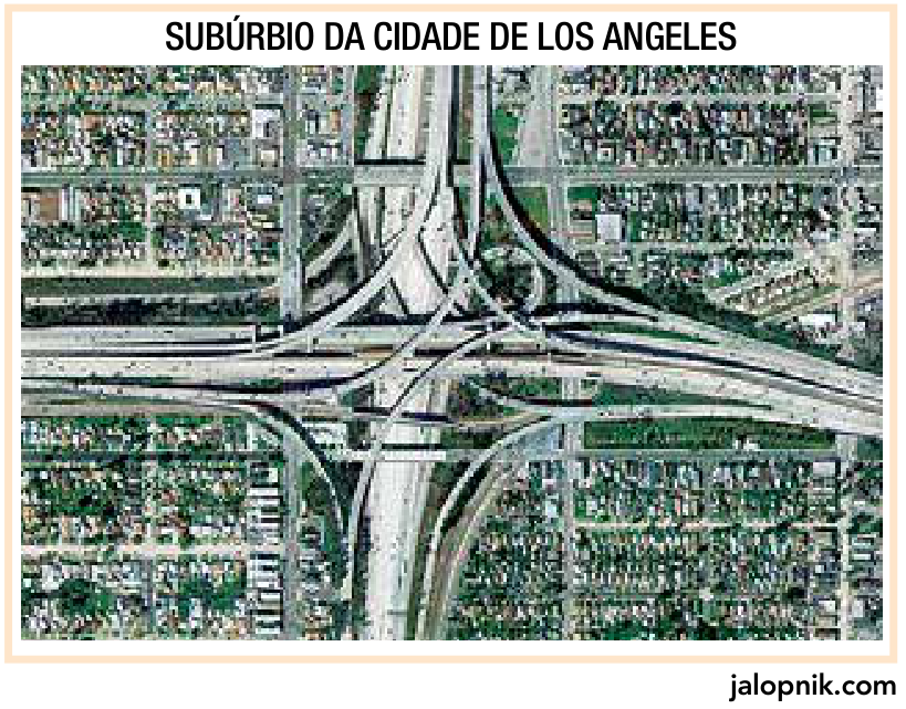 Imagem aérea de um subúrbio da cidade de Los Angeles, destacando um grande entroncamento rodoviário multinível (interchange) com diversas pistas e alças de acesso sobre uma malha viária ortogonal.