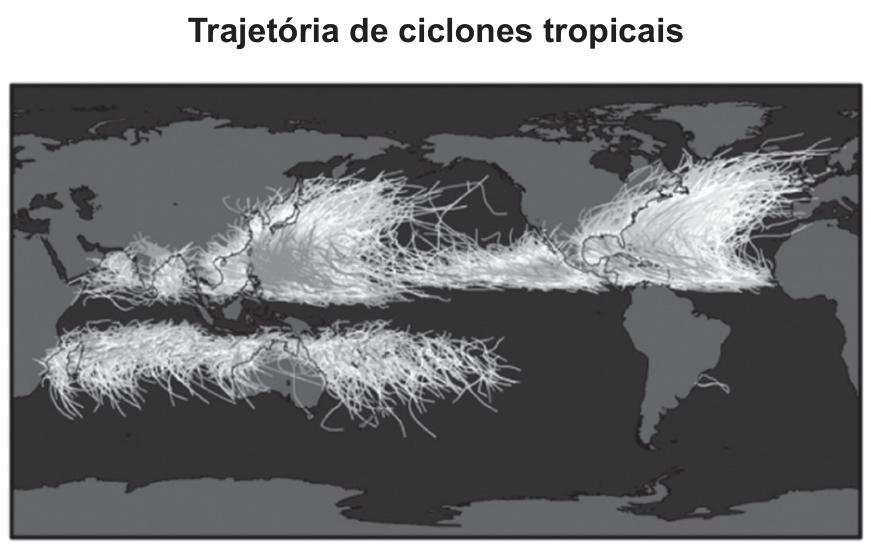 Mapa-múndi apresentando as trajetórias de ciclones tropicais através de linhas brancas e cinzas sobre os oceanos Índico, Pacífico e Atlântico Norte, sem ocorrências próximas à linha do Equador ou no Atlântico Sul.
