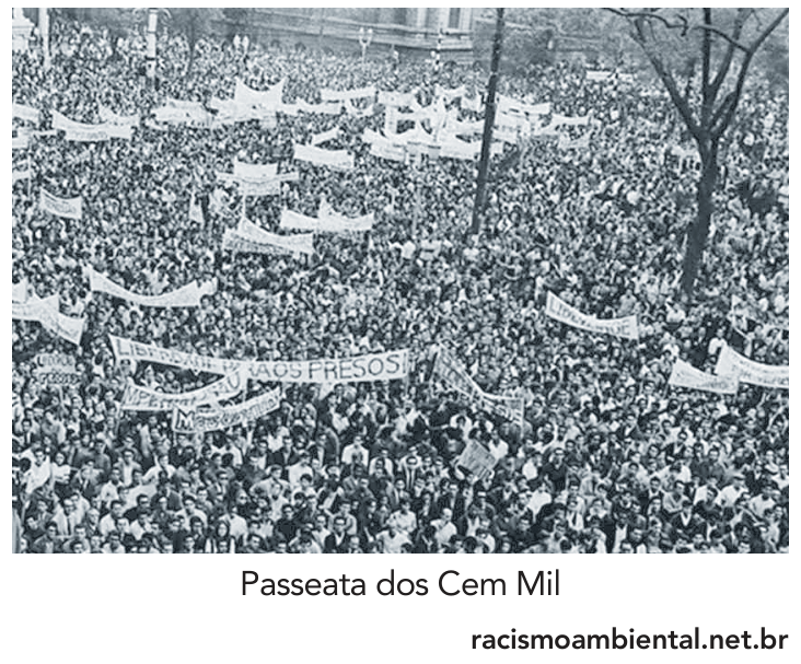 Grande multidão na Passeata dos Cem Mil com faixas de protesto.