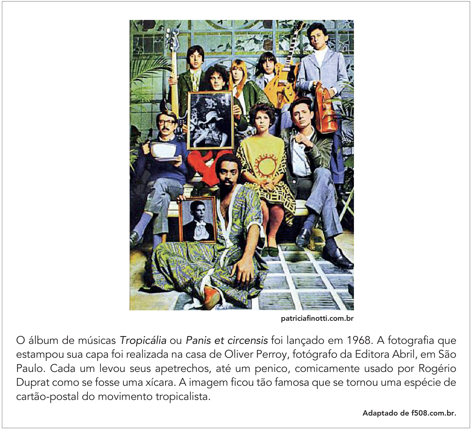 F1 Capa do álbum Tropicália ou Panis et circensis (1968), com artistas do movimento tropicalista reunidos posando com trajes coloridos, instrumentos musicais e objetos variados, acompanhada de texto explicativo sobre o lançamento do álbum e a produção da fotografia.
