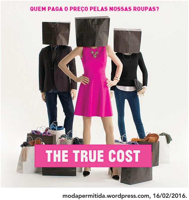 F2 Cartaz do documentário The True Cost com três pessoas usando roupas da moda e sacos de papel na cabeça, cercadas por sacolas de compras no chão. No topo, lê-se "QUEM PAGA O PREÇO PELAS NOSSAS ROUPAS?" e, sobreposto às sacolas, há uma faixa rosa com o título "THE TRUE COST". Abaixo, o crédito modapermitida.wordpress.com, 16/02/2016.