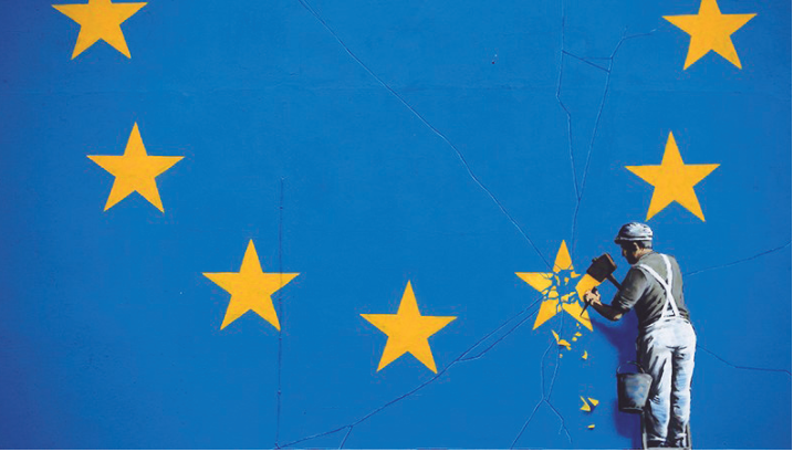 Painel do artista Banksy retratando a bandeira da União Europeia, onde um operário sobre uma escada usa martelo e cinzel para quebrar uma das estrelas amarelas.
