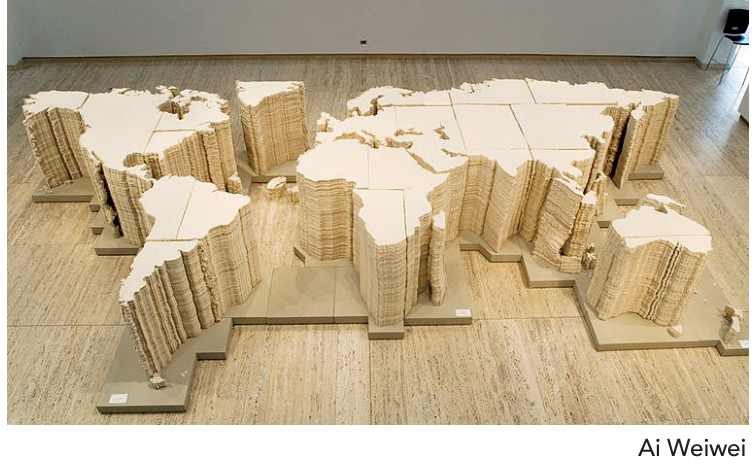 Escultura tridimensional feita de camadas de papel empilhadas formando um mapa-múndi no chão de uma galeria, com a autoria de Ai Weiwei indicada no canto inferior direito
