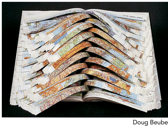 Obra de arte em livro ou atlas aberto com páginas cortadas em tiras curvadas para cima em arcos tridimensionais, com a autoria de Doug Beube indicada no canto inferior direito