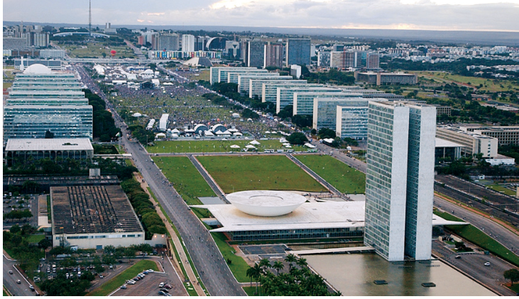 Vista aérea do Congresso Nacional e dos prédios da Esplanada dos Ministérios em Brasília