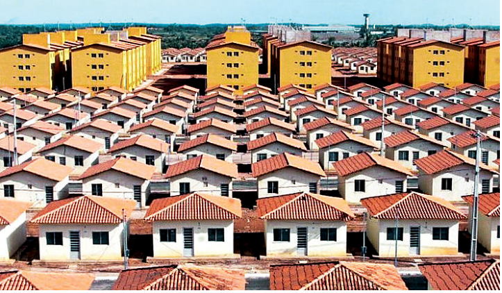 Conjunto habitacional com casas térreas e blocos de edifícios padronizados e idênticos