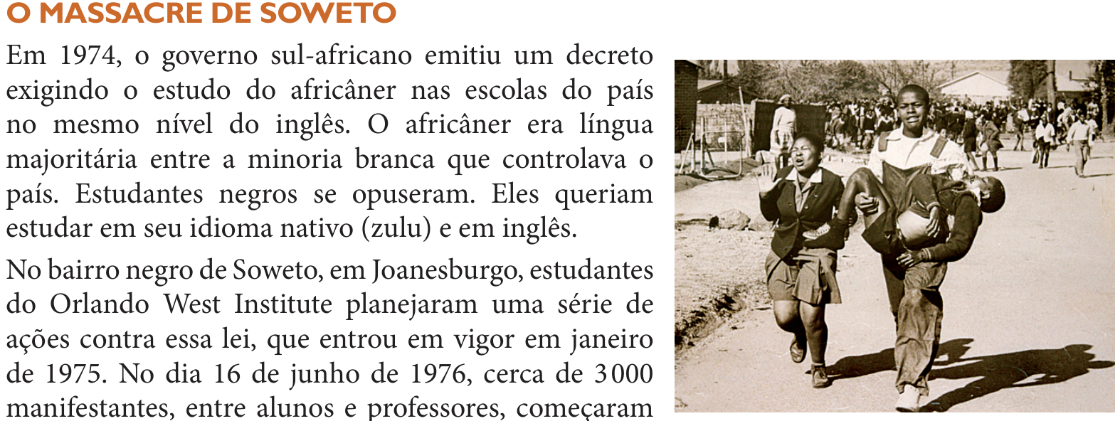 Fotografia em preto e branco do massacre de Soweto: um jovem carrega nos braços o corpo de um estudante, enquanto uma jovem corre ao seu lado com uma das mãos levantada. Ao fundo, outras pessoas estão na rua, entre casas.