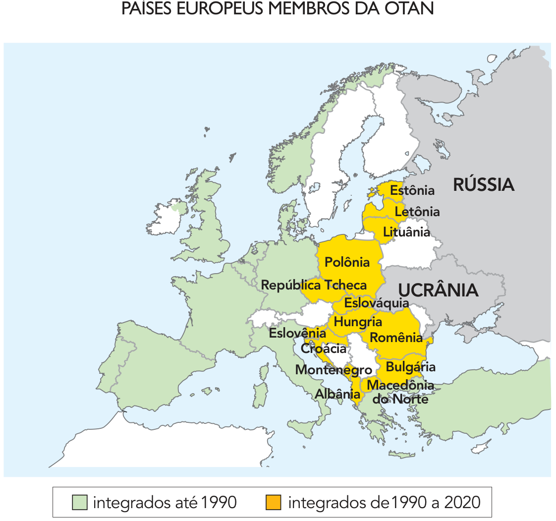 Mapa intitulado "PAÍSES EUROPEUS MEMBROS DA OTAN", mostrando em verde-claro os países integrados até 1990 e em amarelo os países integrados de 1990 a 2020: Estônia, Letônia, Lituânia, Polônia, República Tcheca, Eslováquia, Hungria, Romênia, Eslovênia, Croácia, Bulgária, Montenegro, Albânia e Macedônia do Norte. Ao leste estão indicadas a Ucrânia e a Rússia.