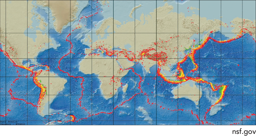 Mapa-múndi com pontos coloridos concentrados ao longo das bordas das placas tectônicas, como o Círculo de Fogo do Pacífico e dorsais meso-oceânicas.