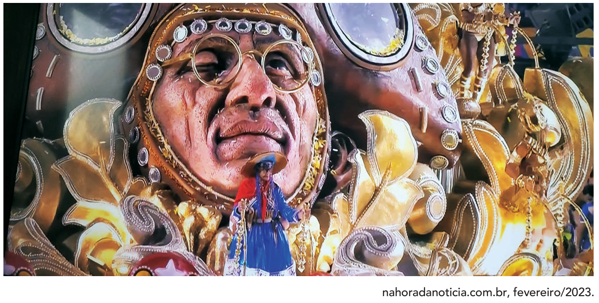 Carro alegórico da Imperatriz Leopoldinense no Carnaval de 2023, com uma grande escultura dourada representando o rosto de Lampião com óculos redondos e chapéu de couro, e uma pessoa vestida de cangaceira à frente.