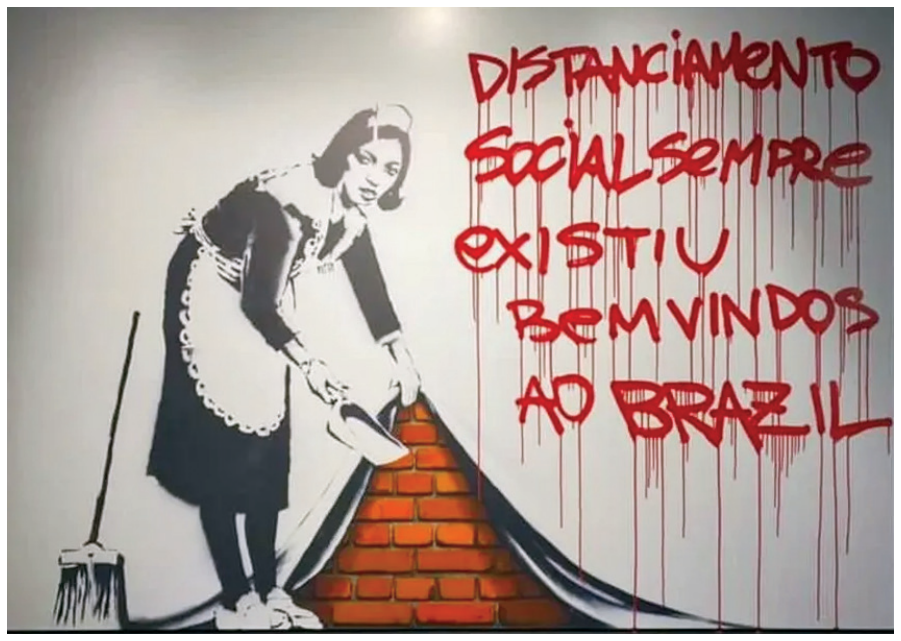 F1 Intervenção artística sobre réplica da obra "Swept It Under The Carpet" de Banksy, mostrando uma camareira levantando uma parede branca como um lençol para esconder lixo sob uma parede de tijolos, ao lado de uma pichação vermelha escorrida com os dizeres em caixa alta: "DISTANCIAMENTO SOCIAL SEMPRE EXISTIU BEM VINDOS AO BRAZIL"