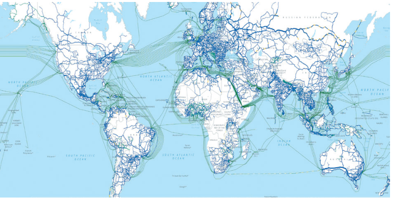 Mapa-múndi da rede de cabos de fibra ótica terrestres e marítimos. Linhas azuis formam redes nos continentes e linhas verdes atravessam os oceanos, conectando os continentes. A rede terrestre é especialmente densa na América do Norte, na Europa e em partes da Ásia.