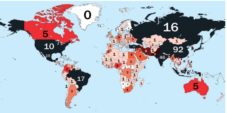 Mapa-múndi com países coloridos em tons de branco, rosa, vermelho e preto e números indicando a quantidade de cidades com mais de um milhão de habitantes. Entre os valores destacados estão China, 92; Índia, 46; Brasil, 17; Rússia, 16; Indonésia, 14; Japão, 12; Estados Unidos e México, 10 cada; Canadá e Austrália, 5 cada; e Groenlândia, 0.