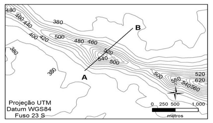 Recorte de carta topográfica mostrando curvas de nível cotadas de 380 a 620 metros, uma escala gráfica de 0 a 1 000 metros, indicação de Projeção UTM Datum WGS84 Fuso 23 S, rosa dos ventos indicando o norte para cima, e um segmento de reta traçado entre o ponto A (a sudoeste) e o ponto B (a nordeste).