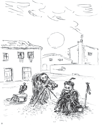 Desenho em bico de pena com traços rápidos e hachurados, mostrando duas figuras cadavéricas em primeiro plano em um cenário urbano desolado: uma agachada operando uma câmera fotográfica sobre um tripé e outra sentada vestida formalmente, posando para o retrato. Ao lado há uma ave preta pousada sobre uma maleta.
