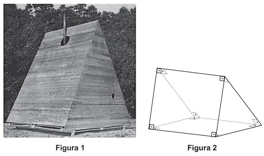 Figura 1: fotografia de uma cabana de madeira no formato de uma tenda prismática; Figura 2: desenho geométrico em perspectiva das arestas de um prisma reto de base triangular apoiado sobre uma de suas faces laterais, com indicação de ângulos retos nos vértices das faces retangulares.