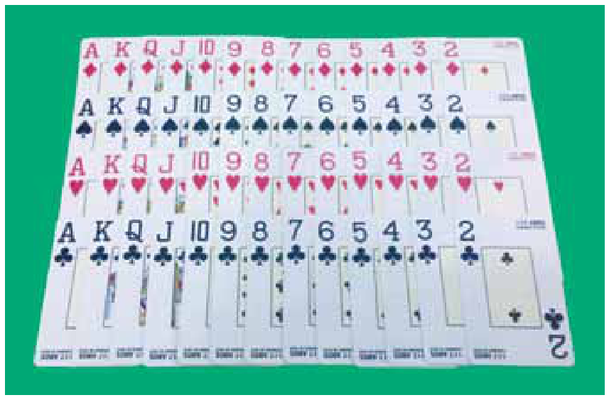 F1 Cartas de um baralho organizadas em quatro linhas, uma para cada naipe (ouros, espadas, copas e paus), e treze colunas, correspondentes aos valores A, K, Q, J, 10, 9, 8, 7, 6, 5, 4, 3 e 2.
