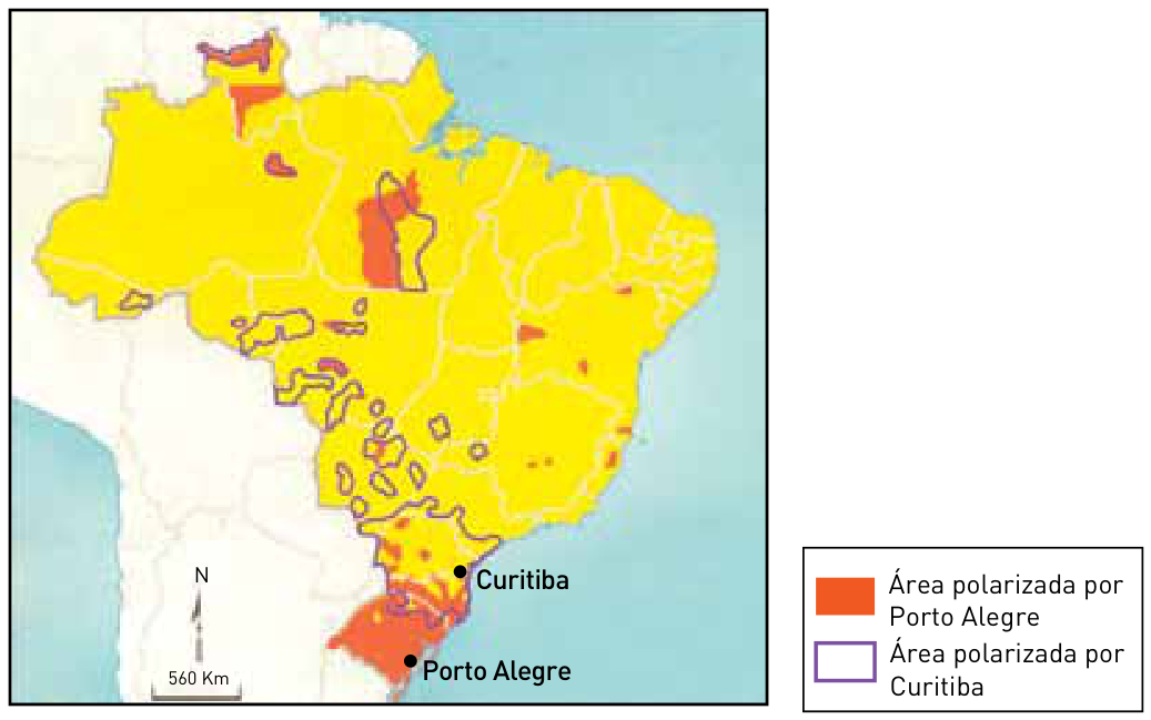 F1 Mapa do Brasil mostrando a descontinuidade espacial das áreas de influência de Porto Alegre (destacadas em laranja) e de Curitiba (delimitadas com linha roxa), estendendo-se pela região Sul, Centro-Oeste e trechos do Norte. À direita, legenda com os mesmos símbolos. Abaixo do mapa, indicação de orientação para o Norte e escala gráfica de 560 km.
