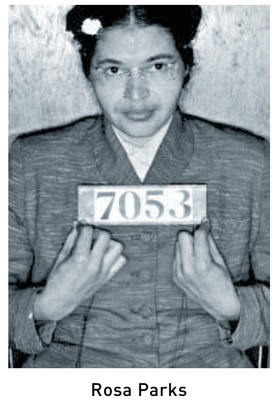 F1 Rosa Parks segurando sua placa de identificação policial de número 7053
