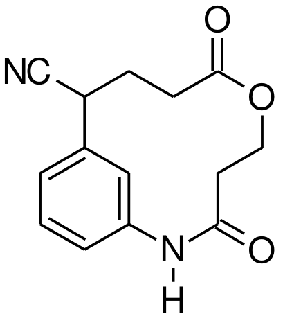 Fórmula estrutural de uma molécula macrocíclica contendo um anel aromático ligado a um grupo nitrila (NC) e grupos funcionais éster e amida fechando o ciclo.