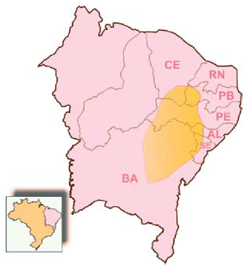 F2 Mapa da Região Nordeste do Brasil com uma mancha em tom alaranjado indicando a área de atuação do cangaço abrangendo partes da Bahia, Sergipe, Alagoas, Pernambuco, Paraíba e Ceará. No canto inferior esquerdo, um mapa de localização do Brasil destacando o Nordeste.