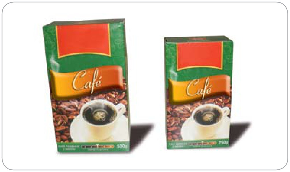 Dois pacotes de café em pó em formato de paralelepípedo retângulo, um maior à esquerda e um menor à direita