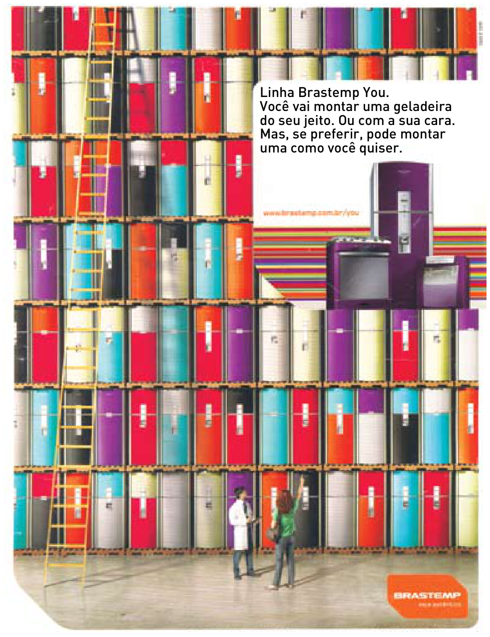 Anúncio publicitário da linha "Brastemp You" mostrando uma imensa estante repleta de portas de geladeiras coloridas e modulares, com uma alta escada amarela à esquerda e duas pessoas observando na base. No canto superior direito lê-se: "Linha Brastemp You. Você vai montar uma geladeira do seu jeito. Ou com a sua cara. Mas, se preferir, pode montar uma como você quiser.", sobreposto à imagem de eletrodomésticos roxos. No canto inferior direito há a logomarca da Brastemp.