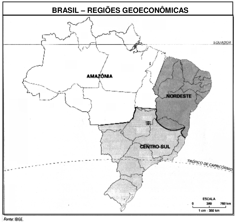 F1 Mapa do Brasil dividido em três regiões geoeconômicas: Amazônia, Nordeste e Centro-Sul. A demarcação das regiões não coincide totalmente com as fronteiras estaduais. Abaixo, indicação de escala e fonte: IBGE.