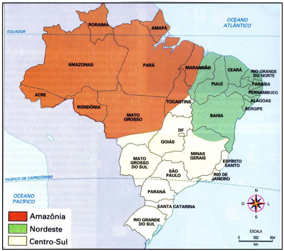 Mapa do Brasil dividido em três complexos geoeconômicos: Amazônia (laranja), Nordeste (verde) e Centro-Sul (bege claro). A divisão não respeita estritamente os limites estaduais, cortando os estados do Maranhão, Tocantins, Mato Grosso e Minas Gerais. A legenda indica as três regiões, e há rosa dos ventos e escala gráfica no canto inferior direito.