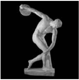 Escultura de um atleta com o tronco inclinado e um braço estendido para trás segurando um disco.